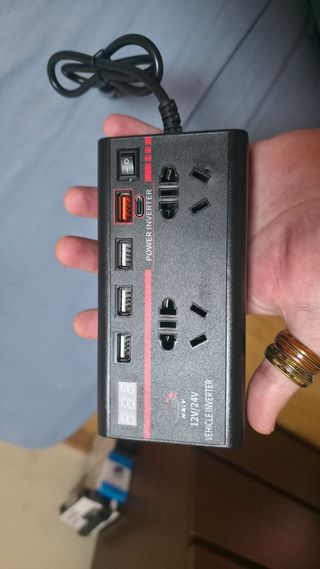 Inversor Corriente Coche 12V/24V a 110v/220v- 200W
