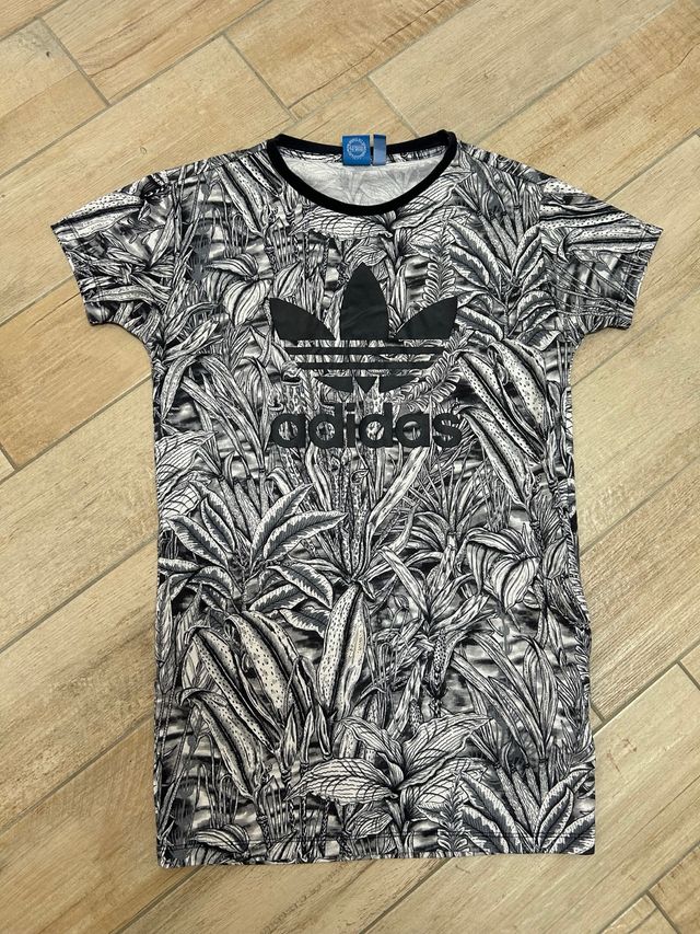 T-shirt Adidas con stampa floreale