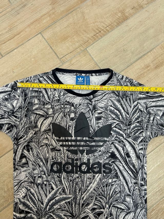 T-shirt Adidas con stampa floreale