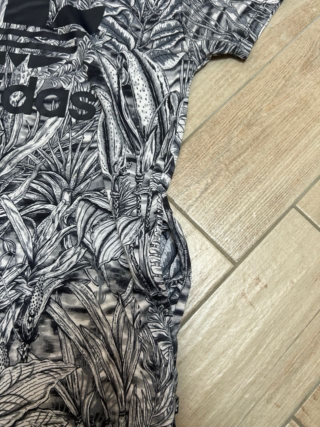 T-shirt Adidas con stampa floreale