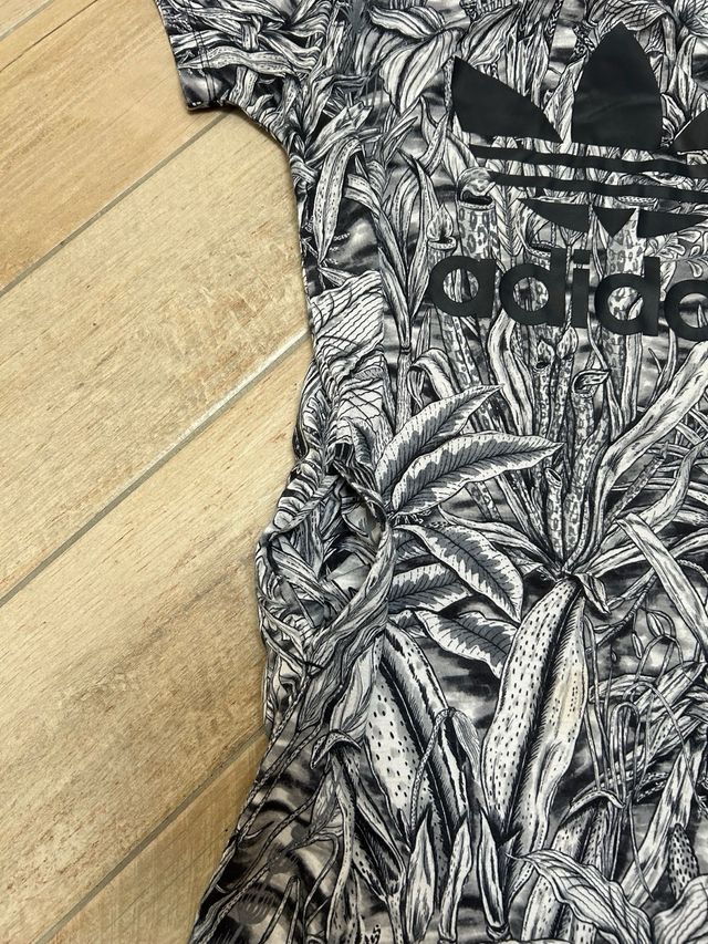 T-shirt Adidas con stampa floreale