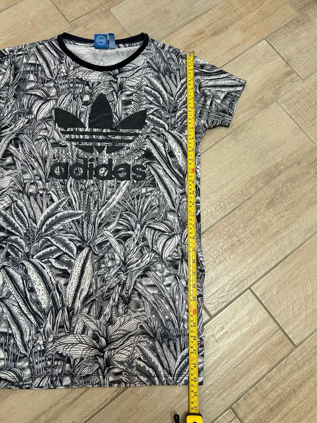T-shirt Adidas con stampa floreale