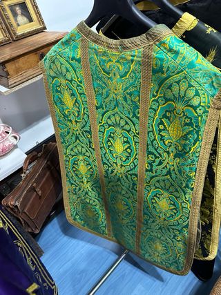 Ropa litúrgica antigua bordada URGE VENTA