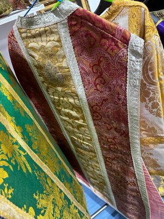 Ropa litúrgica antigua bordada URGE VENTA