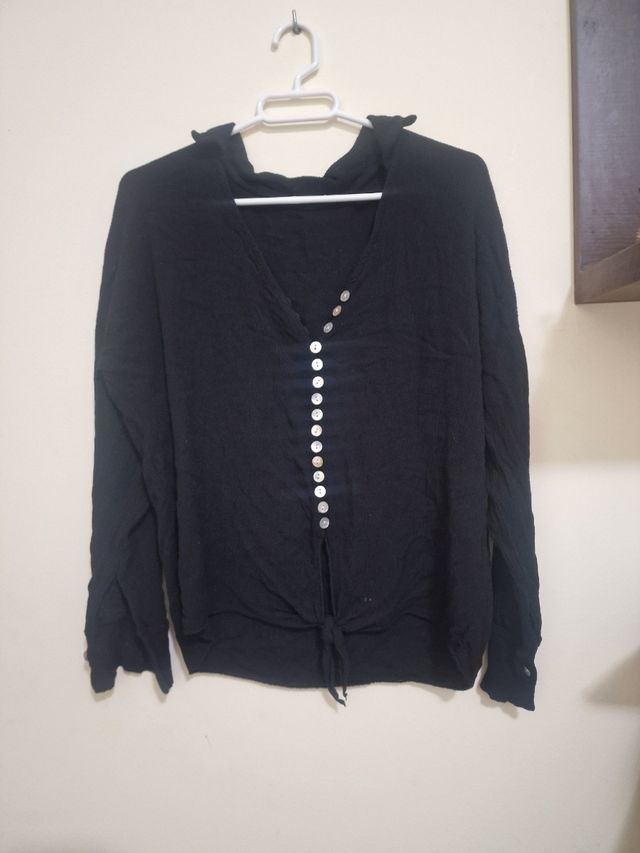 Camisa negra anudada
