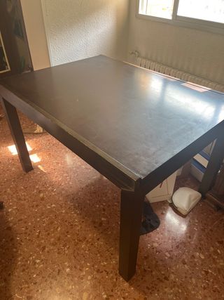 Mesa de comedor de madera oscura