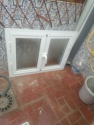 Ventana de aluminio blanca