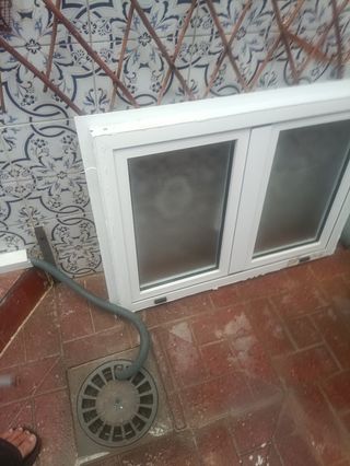 Ventana de aluminio blanca