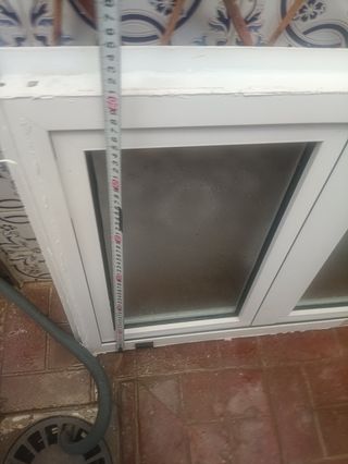 Ventana de aluminio blanca