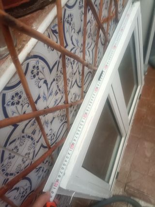 Ventana de aluminio blanca