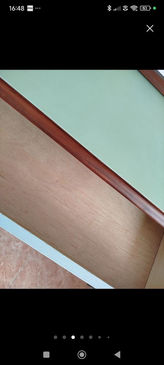 Cómoda de madera con espejo