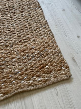 Alfombra de yute natural tejida artesanalmente.