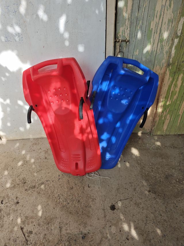 Trineos rojos y azules