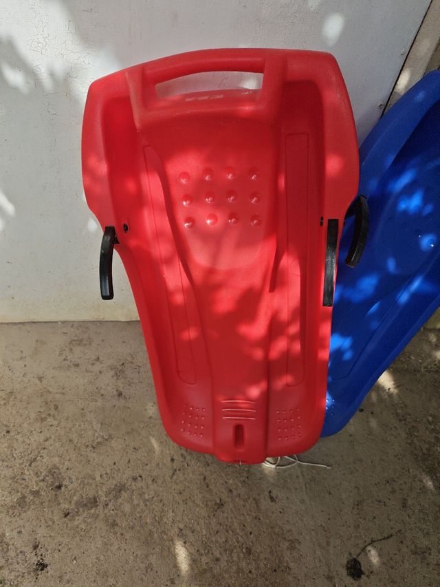 Trineos rojos y azules