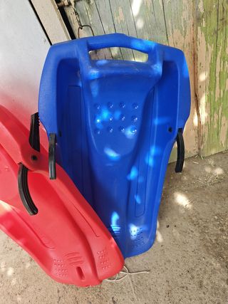 Trineos rojos y azules