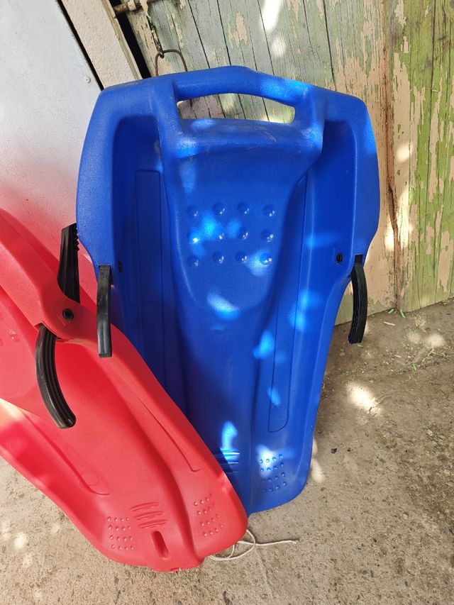 Trineos rojos y azules