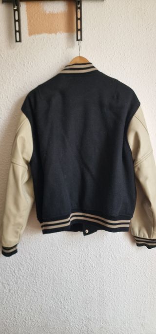 Chaqueta Deportiva Lorton Negra,mangas blancas 