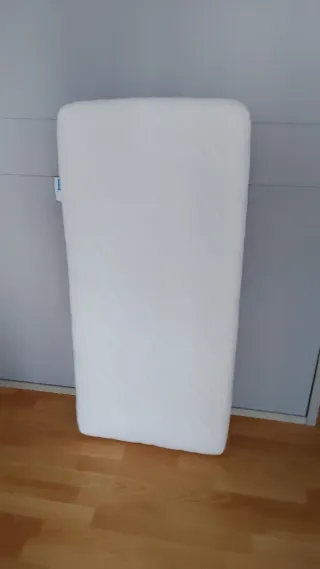 Cuna con colchón nuevo