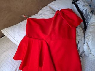 Vestido rojo de fiesta con un hombro