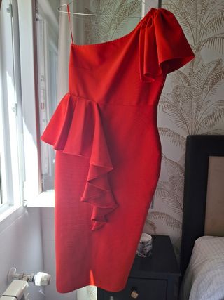 Vestido rojo de fiesta con un hombro