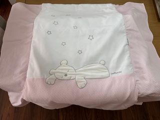 Colcha, protector y cambiador Petit Praia oso rosa