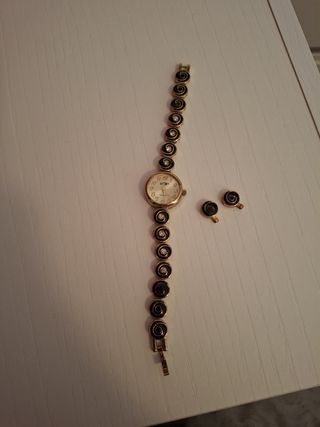 Reloj de acero dorado y negro
