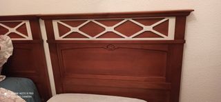 Cabecero de madera marrón y blanco