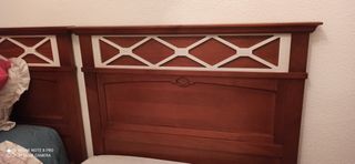 Cabecero de madera marrón y blanco