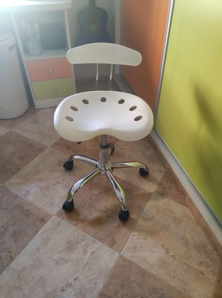 Silla de escritorio blanca con ruedas