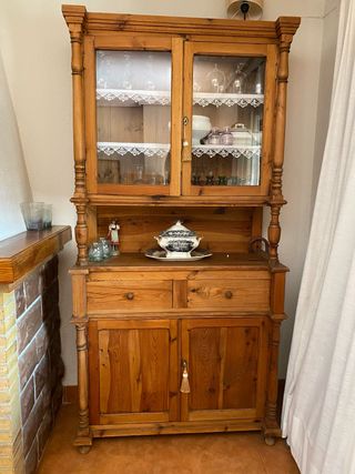 Vitrina rústica de madera y cristal.No envío.