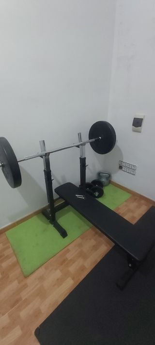 Banco de pesas con discos y barra