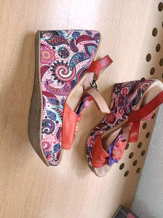 Cuñas rojas talla 37 con flores