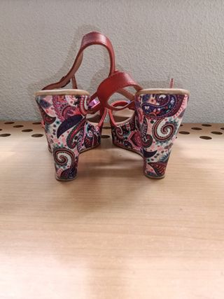Cuñas rojas talla 37 con flores