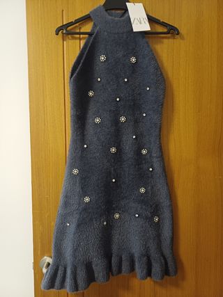 Vestido Zara cuello halter con pedrería de pelito.