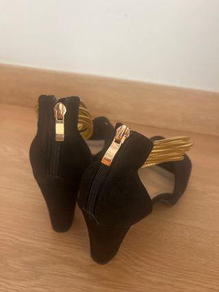 Zapatos de tacón negros y dorados