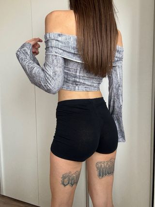 Top corto a maniche lunghe