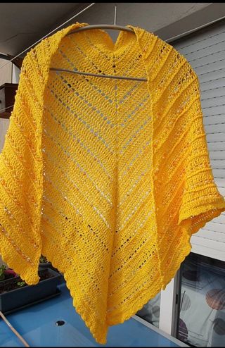 Chal ganchillo amarillo con perlas