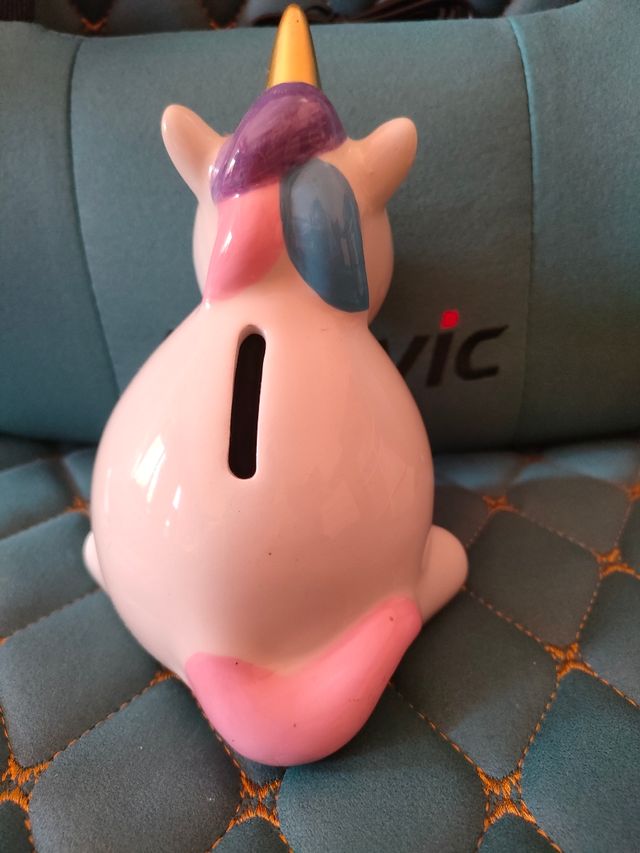 Salvadanaio unicorno rosa con corno dorato