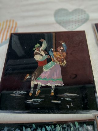 4 baldosas con bailes tradicionales