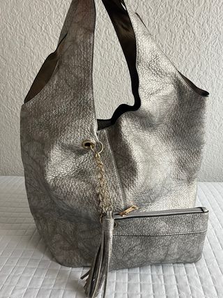 Bolso shopper plateado con colgante de flecos.