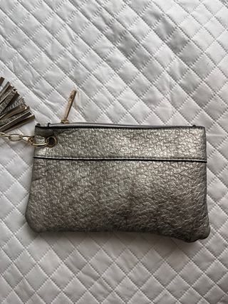 Bolso shopper plateado con colgante de flecos.