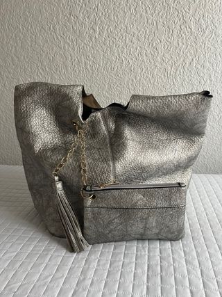 Bolso shopper plateado con colgante de flecos.
