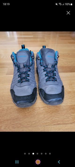 Botas de montaña grises y azules