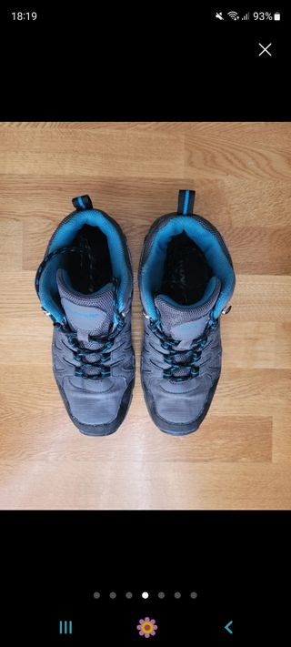 Botas de montaña grises y azules