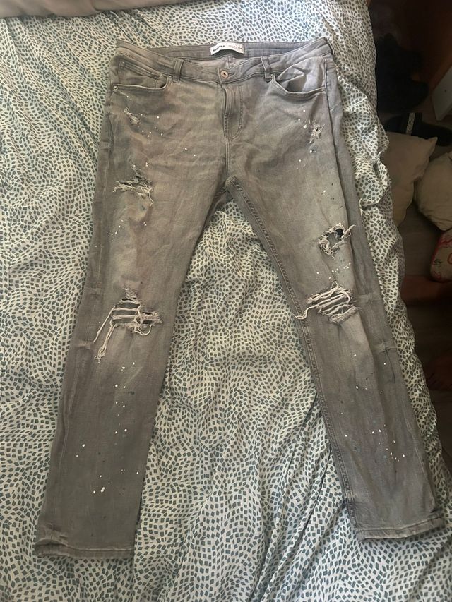 Pantalones vaqueros Bershka grises grafiteados.