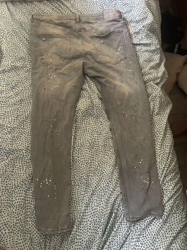 Pantalones vaqueros Bershka grises grafiteados.