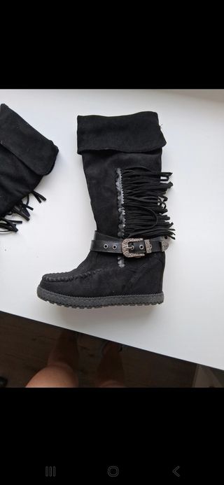 Botas de ante negras con flecos y hebilla