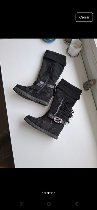 Botas de ante negras con flecos y hebilla