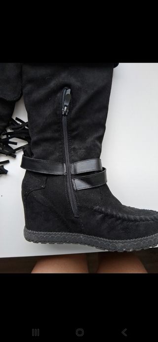 Botas de ante negras con flecos y hebilla