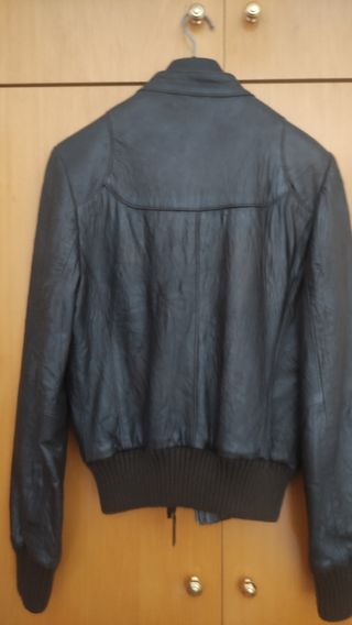 Cazadora de piel marrón con cremallera